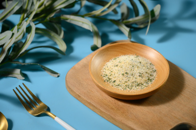 桌面上的盘子里的美味可口的欧芹蒜盐