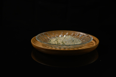 桌面上的盘子里的美味可口的欧芹蒜盐