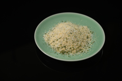 桌面上的盘子里的美味可口的欧芹蒜盐