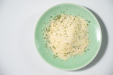 桌面上的盘子里的美味可口的欧芹蒜盐