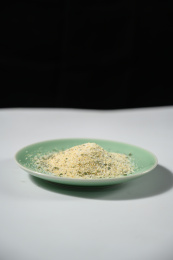 桌面上的盘子里的美味可口的欧芹蒜盐