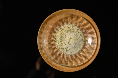 桌面上的盘子里的美味可口的欧芹蒜盐