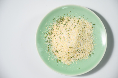 桌面上的盘子里的美味可口的欧芹蒜盐