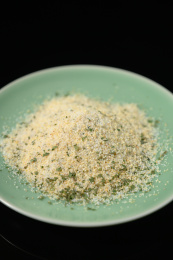 桌面上的盘子里的美味可口的欧芹蒜盐