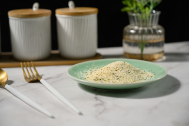 桌面上的盘子里的美味可口的欧芹蒜盐