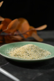 桌面上的盘子里的美味可口的欧芹蒜盐