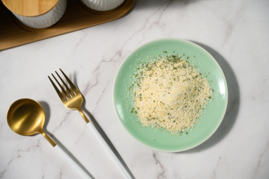 桌面上的盘子里的美味可口的欧芹蒜盐