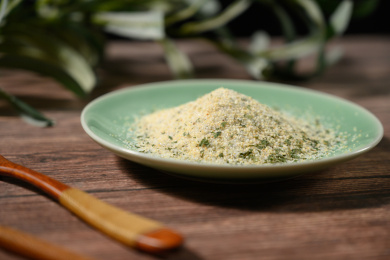 桌面上的盘子里的美味可口的欧芹蒜盐