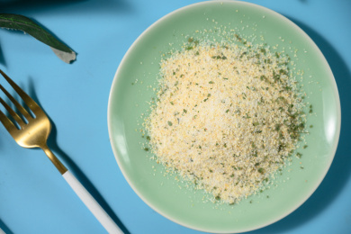 桌面上的盘子里的美味可口的欧芹蒜盐