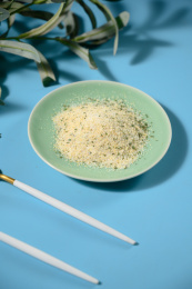 桌面上的盘子里的美味可口的欧芹蒜盐