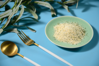 桌面上的盘子里的美味可口的欧芹蒜盐