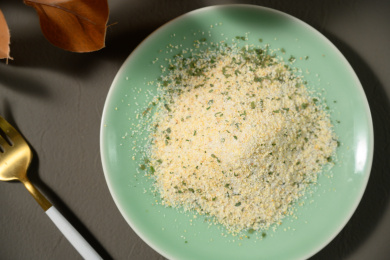 桌面上的盘子里的美味可口的欧芹蒜盐