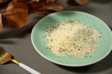 桌面上的盘子里的美味可口的欧芹蒜盐