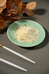 桌面上的盘子里的美味可口的欧芹蒜盐