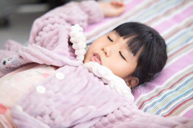 躺在床上的小姑娘特写