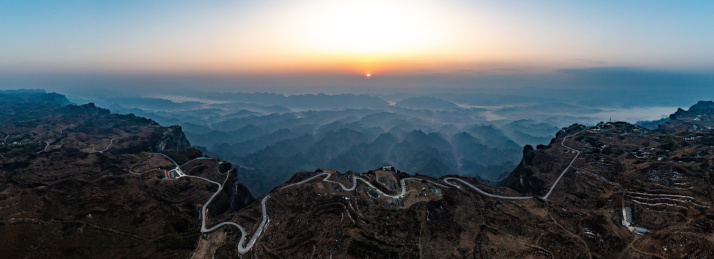 航拍湖南湘西龙山县里耶镇八面山日出云海