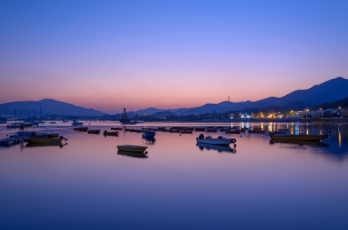 中国香港大埔大美督海湾港口渔船夕阳余晖