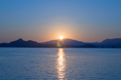 中国香港大埔区大美督船湾淡水湖日出朝阳