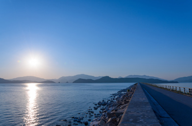 中国香港大埔大美督船湾淡水湖海岸堤坝日出