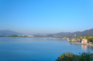 中国香港大埔大美督海湾码头与山脉自然风光