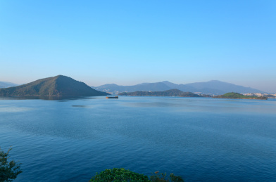 中国香港大埔大美督海湾码头与山脉自然风光
