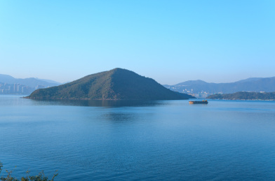 中国香港大埔大美督海湾码头与山脉自然风光