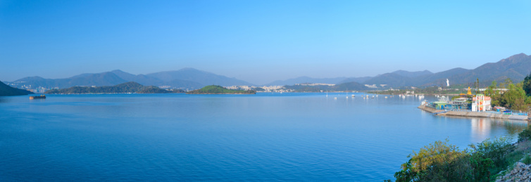 中国香港大埔大美督海湾码头与山海全景长图