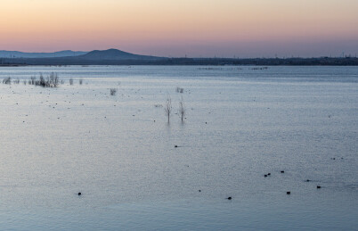 冬天的山东济宁邹城孟子湖日出朝霞自然风光