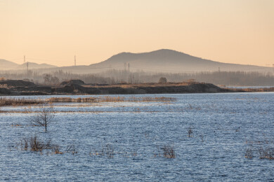 冬天的山东济宁邹城孟子湖日出朝霞自然风光
