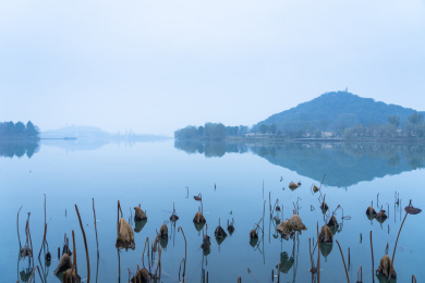 烟雨中的江南杭州湘湖景区自然风景
