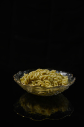 桌面上的盘子里的美味可口的