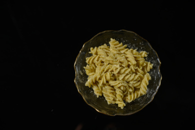 桌面上的盘子里的美味可口的