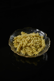 桌面上的盘子里的美味可口的