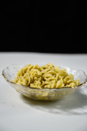 桌面上的盘子里的美味可口的