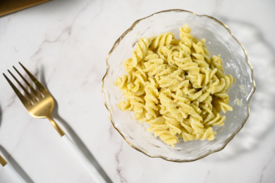 桌面上的盘子里的美味可口的