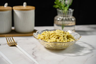 桌面上的盘子里的美味可口的