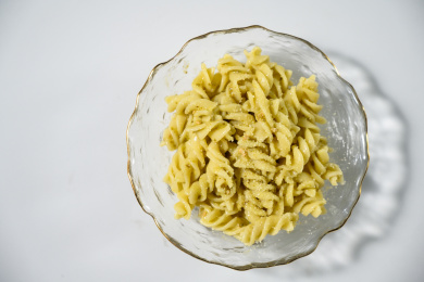 桌面上的盘子里的美味可口的