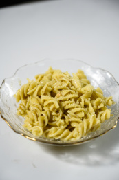 桌面上的盘子里的美味可口的