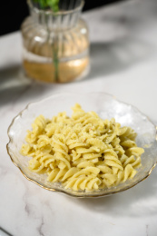 桌面上的盘子里的美味可口的