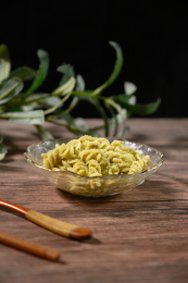 桌面上的盘子里的美味可口的