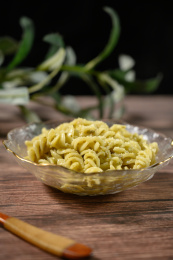 桌面上的盘子里的美味可口的