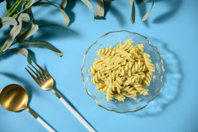 桌面上的盘子里的美味可口的