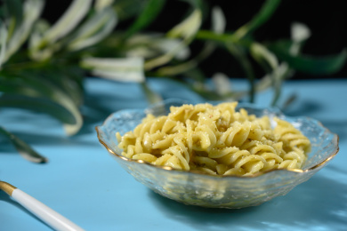 桌面上的盘子里的美味可口的