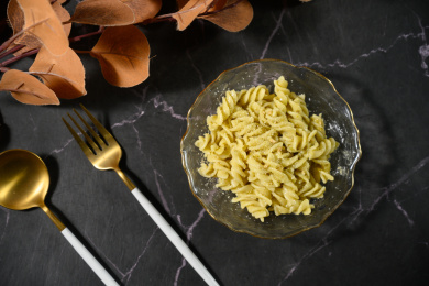 桌面上的盘子里的美味可口的