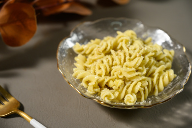 桌面上的盘子里的美味可口的