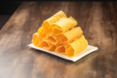 棕色木纹桌面上有一份油炸豆皮