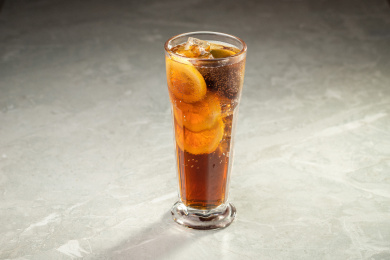 大理石纹桌面上有一份柠檬酸酶可乐