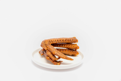 白色盘子上的卤料鸡翅根