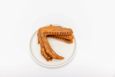 白色盘子上的卤料鸡翅根