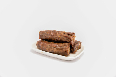 白色盘子上的卤料鸭脖子